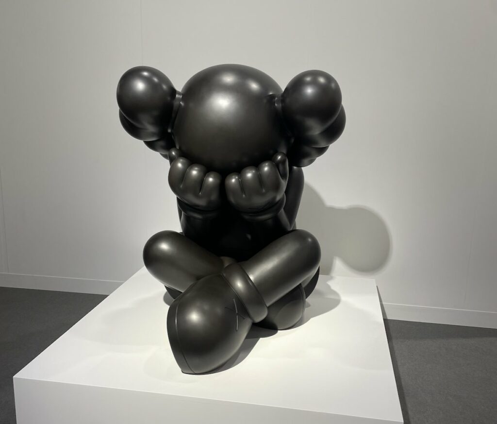 Kaws est un artiste américain né en 1974.

À Tokyo il développe ses premiers art toys.